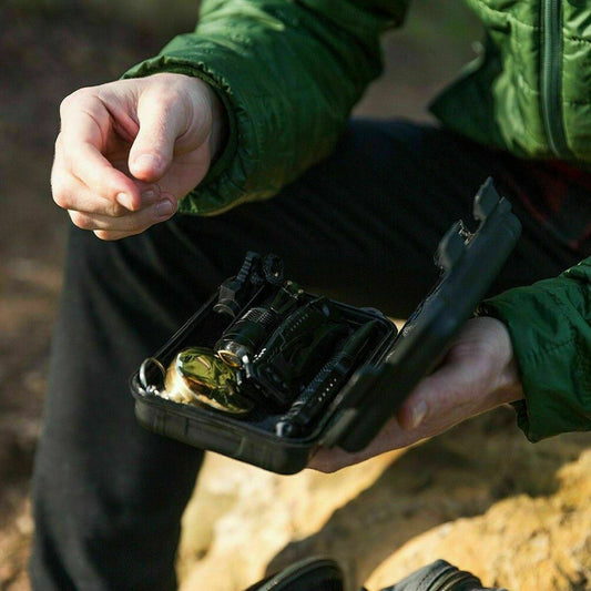 Utomhus överlevnads kit för camping, vandring.